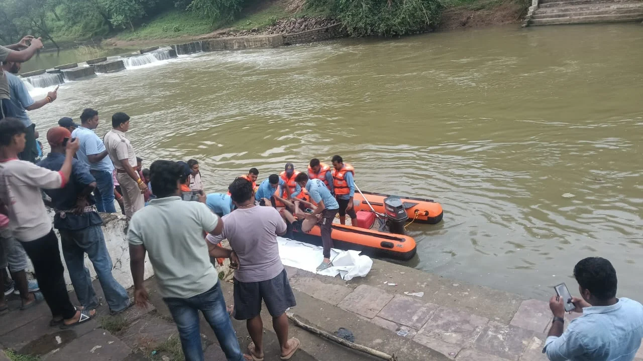 6 students bunked school and went to take bath, one died by drowning in the river